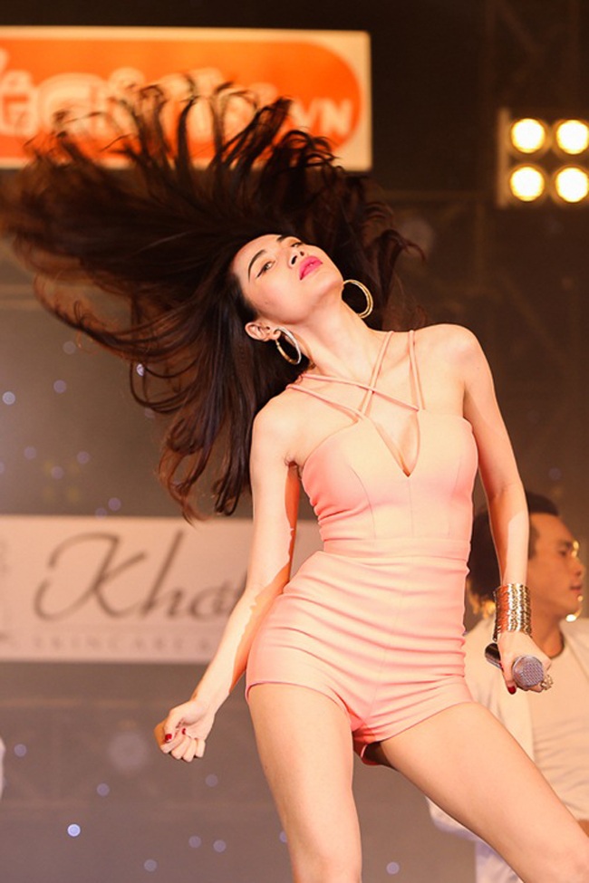 Thủy Tiên cũng không kém cạnh khi luôn có những động tác vũ đạo ấn tượng