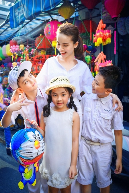 "Nữ hoàng khiêu vũ" Yến Trang đi chơi trung thu sớm cùng học trò nhí - 1 Nữ hoàng khiêu vũ Yến Trang đi chơi trung thu sớm cùng học trò nhí