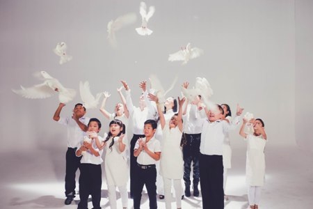 Đoan Trang và học trò Bước nhảy hoàn vũ nhí quay MV "Tự nguyện" - 2 Những cánh chim bồ câu, biểu tượng của hòa bình cũng được sử dụng trong MV