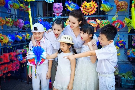 "Nữ hoàng khiêu vũ" Yến Trang đi chơi trung thu sớm cùng học trò nhí - 3 Các tài năng nhí trông rất thích thú với những chiếc lồng đèn nhiều hình dáng khác nhau.