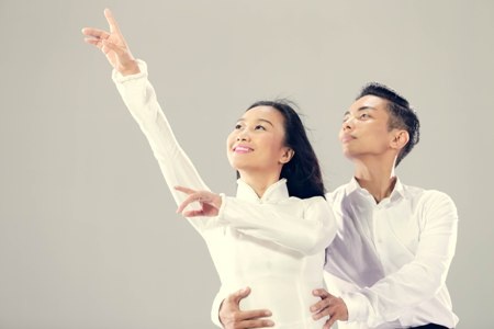 Đoan Trang và học trò Bước nhảy hoàn vũ nhí quay MV "Tự nguyện" - 10 Anh cùng với ca sĩ Đoan Trang đã có những màn tung hứng ăn ý khi ngồi trên ghế nóng của cuộc thi