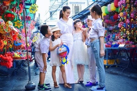 "Nữ hoàng khiêu vũ" Yến Trang đi chơi trung thu sớm cùng học trò nhí - 2 Nữ hoàng khiêu vũ Yến Trang đi chơi trung thu sớm cùng học trò nhí