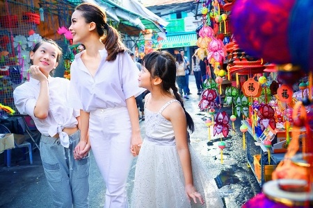 "Nữ hoàng khiêu vũ" Yến Trang đi chơi trung thu sớm cùng học trò nhí - 4 Các cô trò cùng nhau say sưa ngắm nhìn và chọn lựa những chiếc lồng đèn đầy màu sắc.