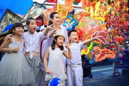 "Nữ hoàng khiêu vũ" Yến Trang đi chơi trung thu sớm cùng học trò nhí - 5 Và... không quên tạo dáng điệu đà nhưng vẫn rất tự nhiên trước ống kính