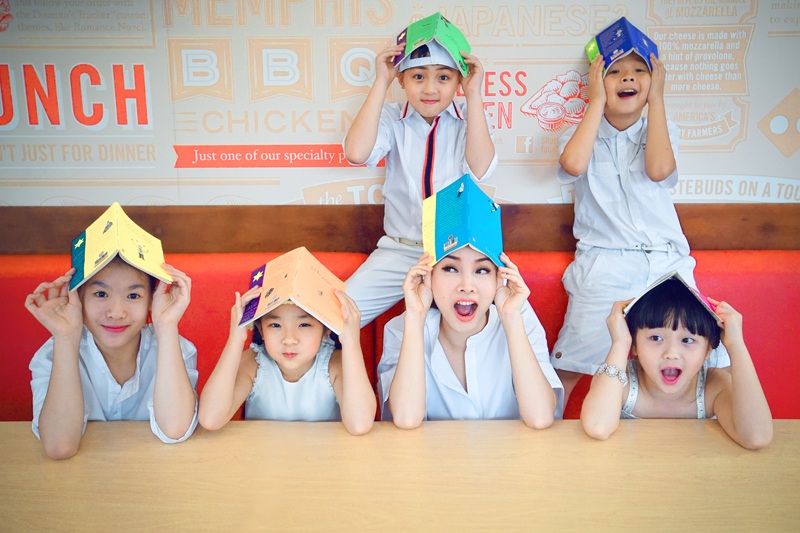 "Nữ hoàng khiêu vũ" Yến Trang đi chơi trung thu sớm cùng học trò nhí - 7 Các cô trò trước khi dùng bữa còn nghịch với những quyển sách và tạo dáng rất đáng yêu.