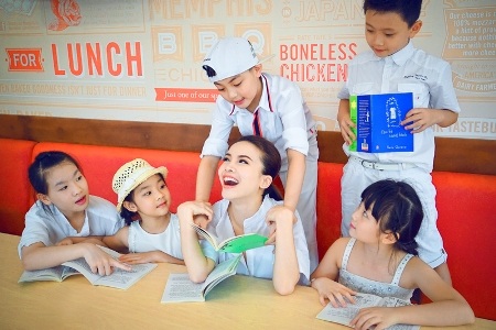 "Nữ hoàng khiêu vũ" Yến Trang đi chơi trung thu sớm cùng học trò nhí - 8 Phong cách tone sur tone trắng dễ thương của các cô trò cũng không kém nổi bật.