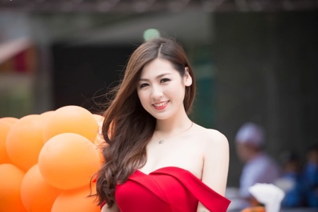 Á hậu Tú Anh "hờ hững" khoe vai trần - 1 Á hậu Tú Anh hờ hững khoe vai trần