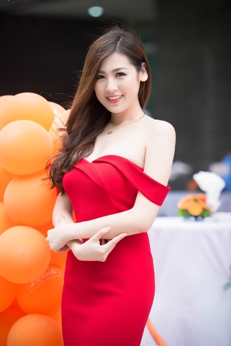 Á hậu Tú Anh "hờ hững" khoe vai trần - 3 Chiếc đầm đỏ giúp tôn lên dàn da trắng hồng và mịn màng của á hậu.