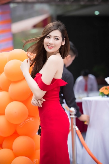 Á hậu Tú Anh "hờ hững" khoe vai trần - 4 Chiếc đầm đỏ giúp tôn lên dàn da trắng hồng và mịn màng của á hậu.