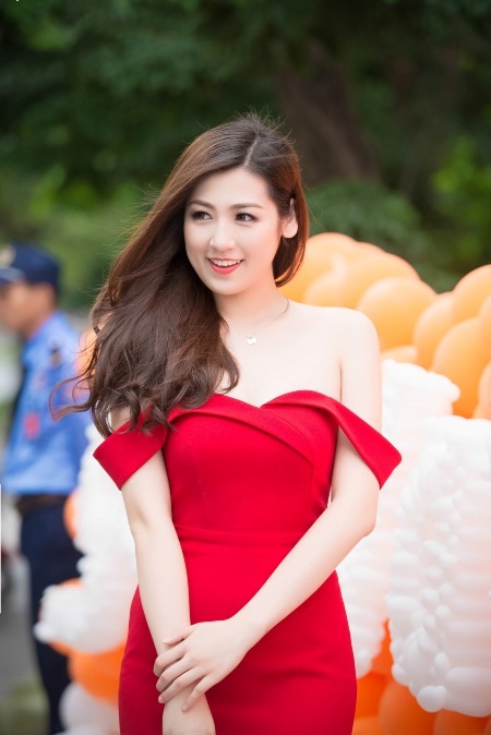 Á hậu Tú Anh "hờ hững" khoe vai trần - 5 Chiếc đầm đỏ giúp tôn lên dàn da trắng hồng và mịn màng của á hậu.