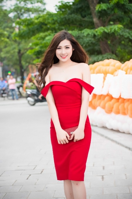 Á hậu Tú Anh "hờ hững" khoe vai trần - 8 Với hình ảnh sạch sẽ của mình, Tú Anh cũng thường xuyên được mời tham dự nhiều sự kiện.