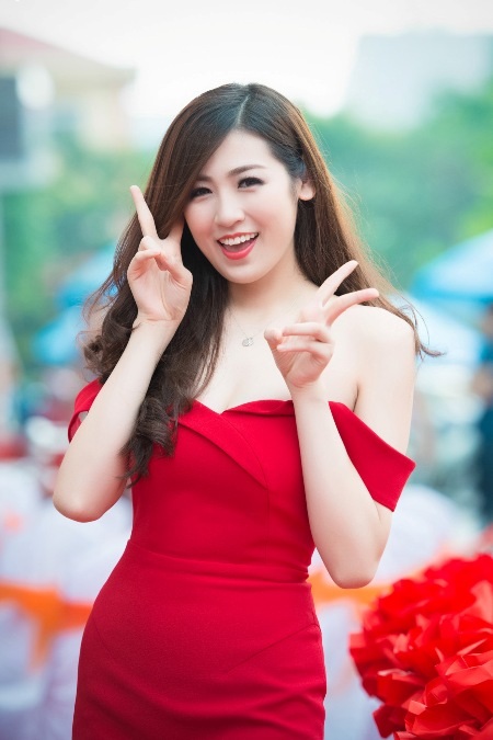 Á hậu Tú Anh "hờ hững" khoe vai trần - 9 Với hình ảnh sạch sẽ của mình, Tú Anh cũng thường xuyên được mời tham dự nhiều sự kiện.