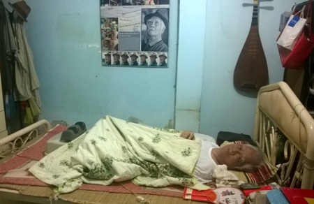 Nhạc sĩ nổi tiếng “Dư âm” khốn khó tuổi già - 1 Nhạc sỹ Nguyễn Văn Tý trên chiếc giường bệnh nhỏ bé của mình