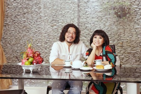 Ngắm tổ ấm hạnh phúc của vợ chồng Cẩm Vân - Khắc Triệu - 10 Một góc bày trí các vật lưu niệm trong nhà của ca sĩ Cẩm Vân - Khắc Triệu.
