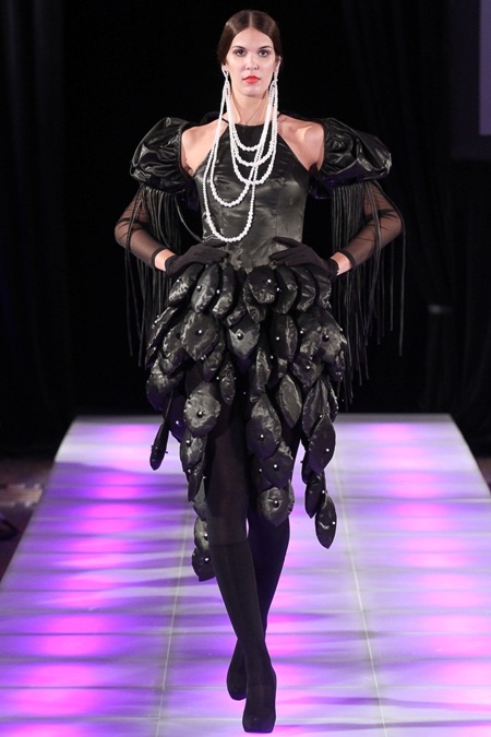 Ngắm thời trang Việt ấn tượng trên sàn catwalk New York - 1 Ngắm thời trang Việt ấn tượng trên sàn catwalk New York