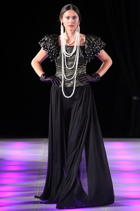 Ngắm thời trang Việt ấn tượng trên sàn catwalk New York - 3 Ngắm thời trang Việt ấn tượng trên sàn catwalk New York