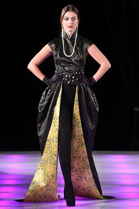 Ngắm thời trang Việt ấn tượng trên sàn catwalk New York - 4 Ngắm thời trang Việt ấn tượng trên sàn catwalk New York