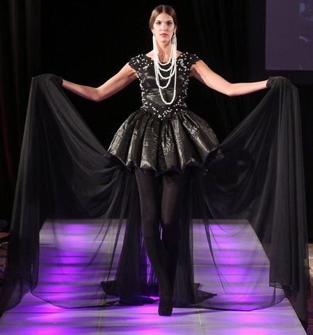 Ngắm thời trang Việt ấn tượng trên sàn catwalk New York