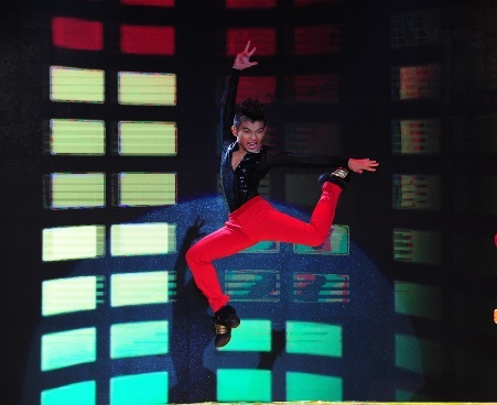 Cậu bé Minh Quân đội Ốc Thanh Vân - Quang Đăng dự thi với bài nhảy thiên về kỹ thuật dance sport.