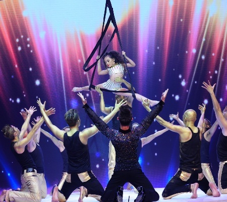 Những vũ điệu thăng hoa của cô bé trên nền ca khúc