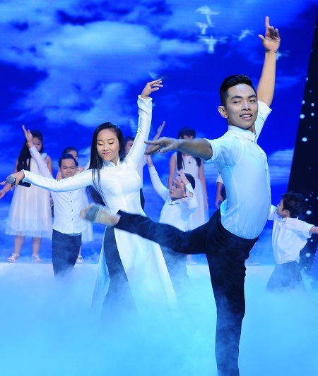 Đoan Trang vừa thể hiện xúc động ca khúc