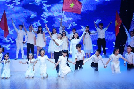 Tiết mục đã nhận được những tràng pháo tay cổ vũ nồng nhiệt từ khắp khán phòng