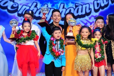 Tiết mục đã nhận được những tràng pháo tay cổ vũ nồng nhiệt từ khắp khán phòng