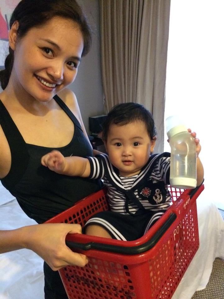 Hai chàng hoàng tử nhà hoa hậu Hà Kiều Anh trông rất lịch lãm khi đi sự kiện cùng bố mẹ.