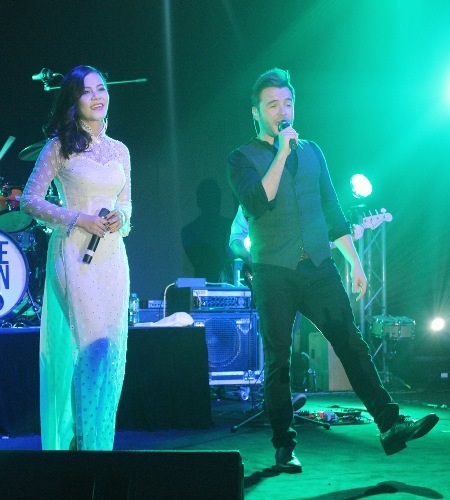 Tối qua 16/9, sau một ngày nghỉ ngơi và tham quan TPHCM, đêm nhạc