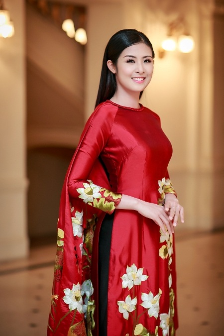 Hoa hậu Ngọc Hân "khoe sắc" với áo dài đỏ - 2 Hoa hậu Ngọc Hân khoe sắc với áo dài đỏ