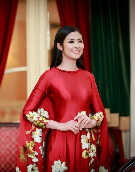 Hoa hậu Ngọc Hân "khoe sắc" với áo dài đỏ - 3 Hoa hậu Ngọc Hân khoe sắc với áo dài đỏ