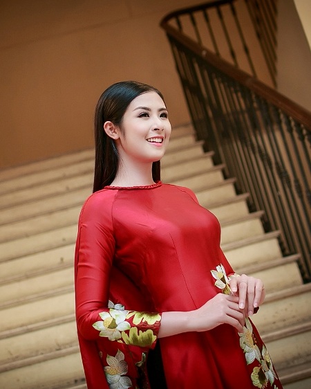 Hoa hậu Ngọc Hân "khoe sắc" với áo dài đỏ - 4 Hoa hậu Ngọc Hân khoe sắc với áo dài đỏ