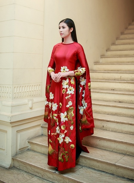 Hoa hậu Ngọc Hân "khoe sắc" với áo dài đỏ - 6 Hoa hậu Ngọc Hân khoe sắc với áo dài đỏ