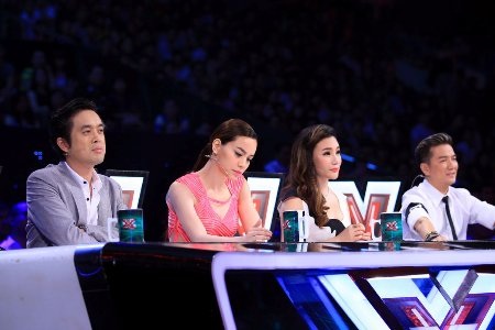 Ban Giám khảo căng thẳng khi chờ đợi kết quả 