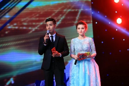 MC công bố kết quả trong giây phút hồi hộp của giám khảo, thí sinh và khán giả