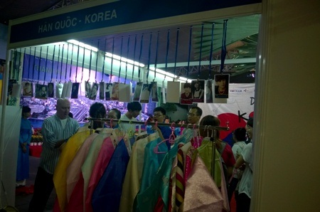 Lễ hội TPHCM: Lung linh sắc màu văn hóa - 7 Gian hàng chụp ảnh với trang phục hanbok của Hàn Quốc