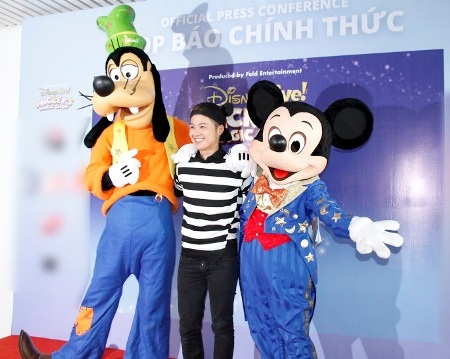 Ca sĩ Thanh Duy và hai nhân vật nổi tiếng của Disney