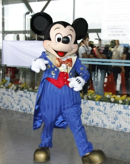 Chú chuột Mickey tại sân bay Tân Sơn Nhất chiều ngày 12/9
