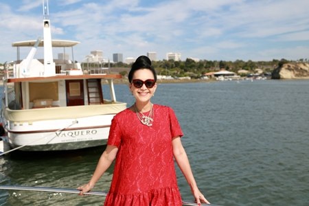 Nữ hoàng ảnh lịch Diễm My nổi bật trên du thuyền sang trọng