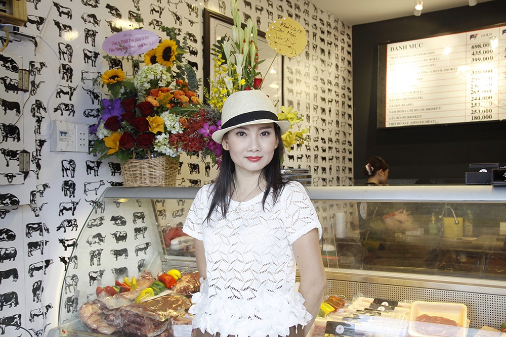 NSƯT Mỹ Uyên cũng có mặt trong buổi khai trương này.