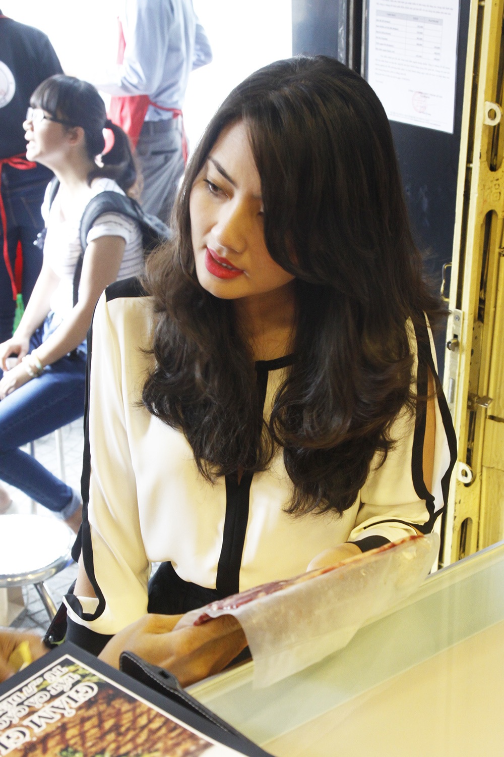 Ngọc Lan rạng rỡ đi sự kiện một mình sau scandal chia tay bạn trai - 2 Ngọc Lan rạng rỡ đi sự kiện một mình sau scandal chia tay bạn trai