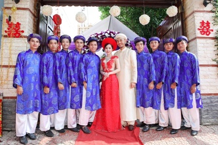 "Cá sấu chúa" Quỳnh Nga hạnh phúc bên chú rể Doãn Tuấn - 4 Cô dâu Quỳnh Nga và chú rể Doãn Tuấn rạng rỡ trong ngày vui cùng với quan viên hai họ.