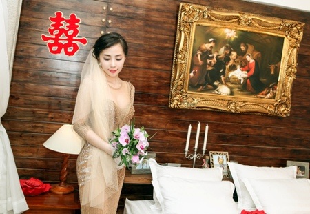 "Cá sấu chúa" Quỳnh Nga hạnh phúc bên chú rể Doãn Tuấn - 8 Quỳnh Nga trở nên xinh đẹp hơn khi khoác những bộ trang phục cưới được NTK Hoàng Hải may tặng.
