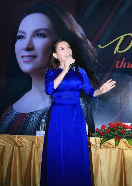 Nữ ca sĩ da diết khi hát tặng khách mời trong ngày họp báo