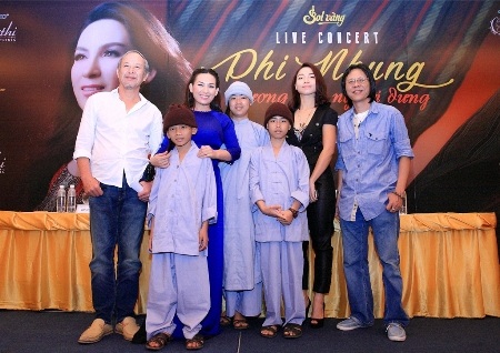 Phi Nhung cùng với các con nuôi và ê kíp tổ chức liveshow trong ngày ra mắt 25/9