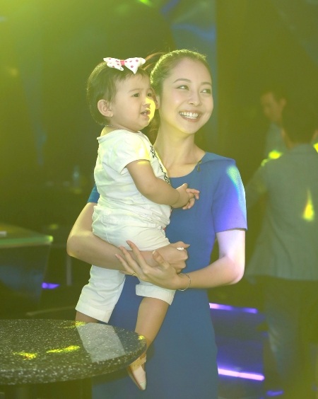 Vợ chồng hoa hậu Jennifer Phạm bế con đi cúng Tổ nghề - 2 Đây cũng là lần hiếm hoi mà cựu hoa hậu châu Á tại Mỹ công khai hình ảnh con gái trước công chúng.