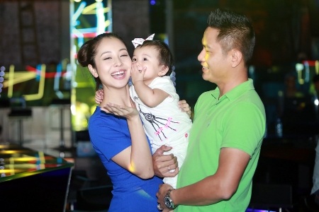 Vợ chồng hoa hậu Jennifer Phạm bế con đi cúng Tổ nghề - 3 Trong cùng chuyến đi này còn có ông xã Đức Hải của Jennifer Phạm.