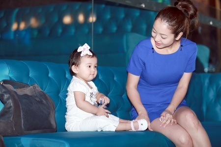 Vợ chồng hoa hậu Jennifer Phạm bế con đi cúng Tổ nghề - 4 Trong cùng chuyến đi này còn có ông xã Đức Hải của Jennifer Phạm.