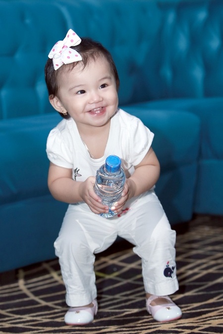 Vợ chồng hoa hậu Jennifer Phạm bế con đi cúng Tổ nghề - 6 Cô bé không chỉ thừa hưởng nét đẹp từ mẹ mà còn có nét giống bố.