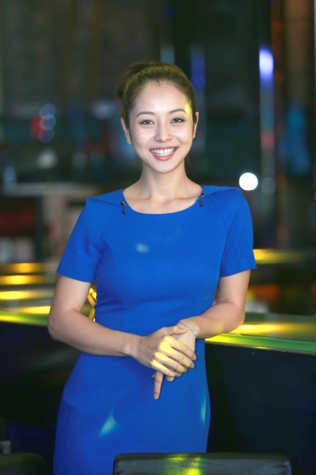 Vợ chồng hoa hậu Jennifer Phạm bế con đi cúng Tổ nghề - 8 Cô bé luôn biết cách tạo kiểu trước ống kính máy ảnh một cách chuyên nghiệp.